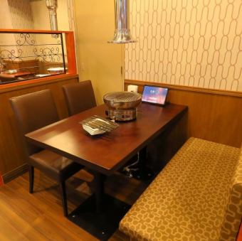 3名様テーブルが1卓あります。少人数でサクッと焼肉を楽しむのにぴったりです。