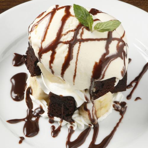 chocolate brownie banana sundae