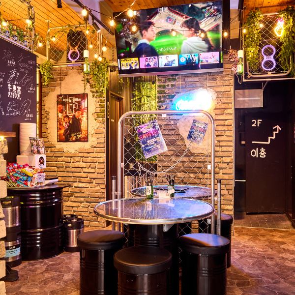 開放的な空間ながら、隣の席との間隔はゆったりと確保◎プライベートな会話も気兼ねなくお楽しみいただけます。チャミスルの空き瓶でできた照明は写真におさめたくなる可愛さです♪女子会やデートはもちろん、韓国好きの友達とのお食事にもピッタリな空間です。