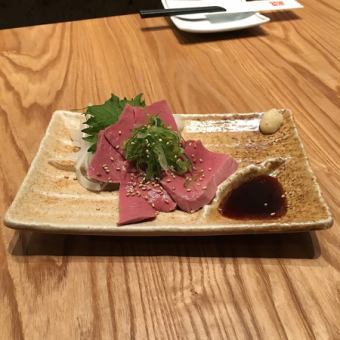 Domestic beef heart sashimi with garlic and soy sauce (cooked at low temperature)