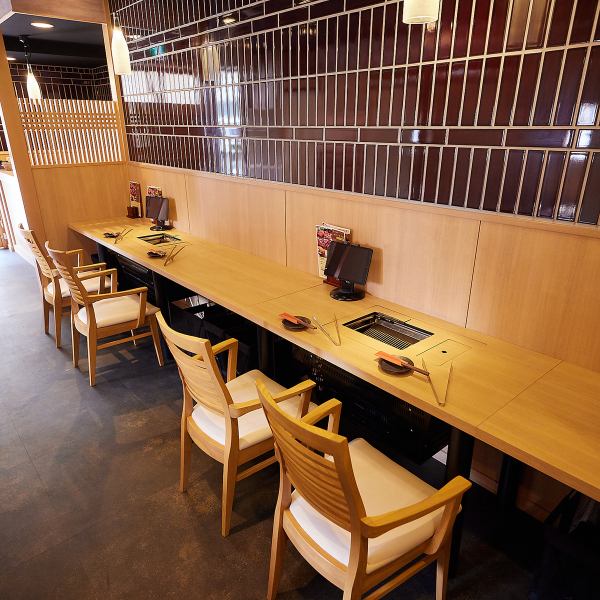 ≪Of course, one person is most welcome◎≫ Counter seats ◆It's a homely restaurant, so anyone can feel free to come! It's a yakiniku restaurant just a 2-minute walk from the station that can be used for a variety of occasions, including drinking.