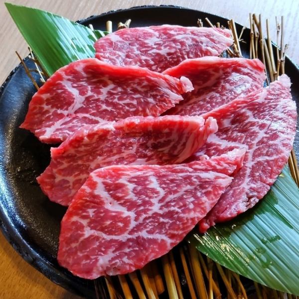 [The delicious flavor and aroma of the original meat spreads throughout your mouth, making it irresistible♪] Our specialty ◆ Red meat of Kumamoto Akagyu beef◎