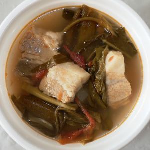 Choose from today's daily dishes from about 130 different menus! The photo is [Sinigang]