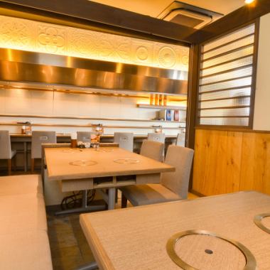 広々とした店内は大人数のご利用にも最適。一人1台コンロを設置してますので、大勢で来ても気兼ねなく楽しめます！