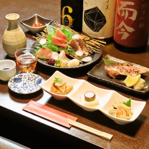 We offer 100 kinds of Japanese sake along with seasonal dishes.