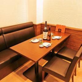 [桌椅松散]因为是可移动的桌椅，所以可以容纳2个座位和8个座位等各种人群♪请随时与我们联系。在上野和冈町车站上班或观光后，请品尝我们感到自豪的清酒以及新鲜的海鲜和蔬菜。