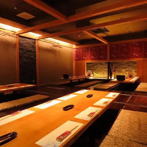 <p>【各種宴会/掘りごたつ個室】思わず息をのむような大人の雰囲気の店内。様々な表情を持つ掘りごたつ個室を完備し、何度来ても飽きのこない空間。</p>