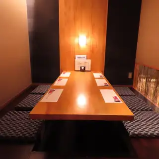 这个座位区可舒适容纳六位成年人。
