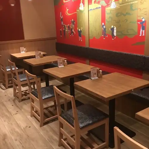 <p>ご友人やカップル、同僚とのお食事に最適な2名掛けのテーブル席です♪羽田エアポートガーデン内でのお買い物途中の休憩やランチにも使い勝手抜群◎ディナータイムに鳥料理とお酒をゆっくり味わうのにもおすすめです。</p>