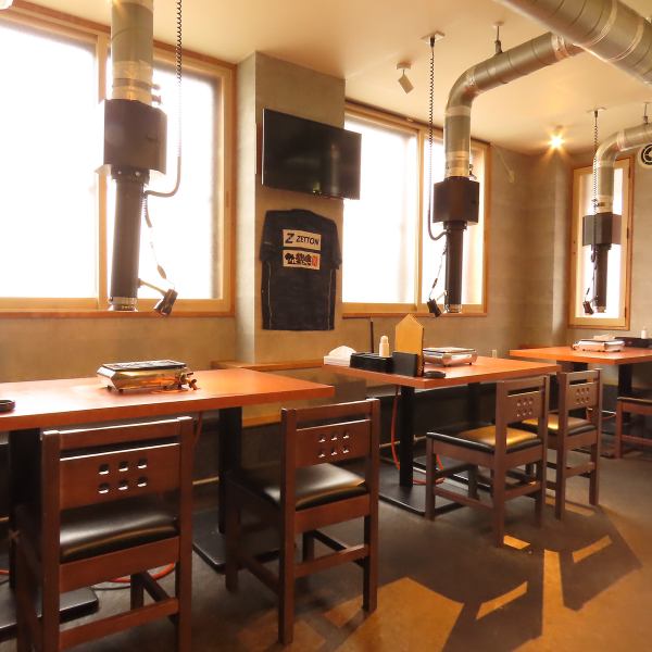 明るい光が差し込む窓際のテーブル席は、会社帰りのお食事や休日に友人とわいわい楽しむのにぴったりです♪清潔感あふれるモダンな空間で、上質な焼肉をゆっくりと堪能いただけます。駐車場も完備しておりますので、お車でのご来店も安心です◎