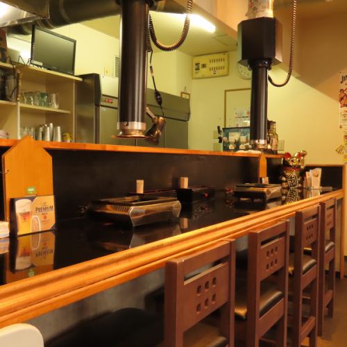 <p>活気あふれるカウンター席は、カップルのデートはもちろん、お仕事帰りのお一人様でも気軽に美味しい焼肉を楽しめる特等席！目の前のロースターでじっくりお肉を焼きながら、店主やスタッフとの会話も弾むアットホームな雰囲気が魅力的な空間です☆</p>