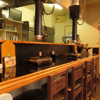 カウンターのお席を4席ご用意しております。お一人様でのお食事などにもお気軽にご来店下さい。