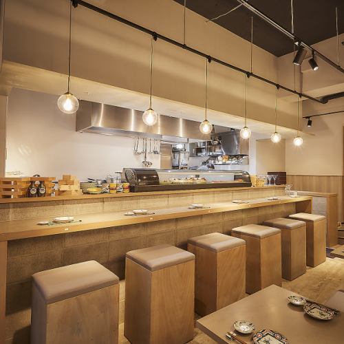 <p>カウンター席からテーブル席まで1名様からでも入りやすい◎店内は1名様からでもご利用可能です◎店内は可変式のテーブル席になるので団体様もお問い合わせください。貸切であれば最大30名様程度はご利用可能となっています。</p>