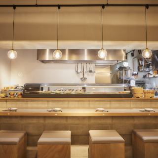 ▼カウンター。大人が自由に楽しめる空間をご提供。美味しい料理とお酒を片手に、気の合う仲間と語らう時間は格別です。