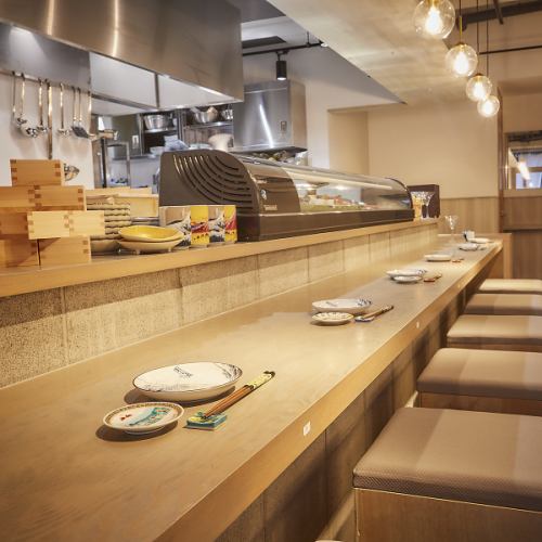 ▼カウンター。明るく清潔感のある店内は、女性同士のお客様にも人気。気軽に入れる隠れ家風酒場