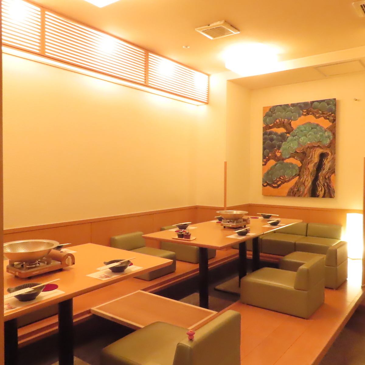広々とした温かみある空間でゆったりとお過ごしください。