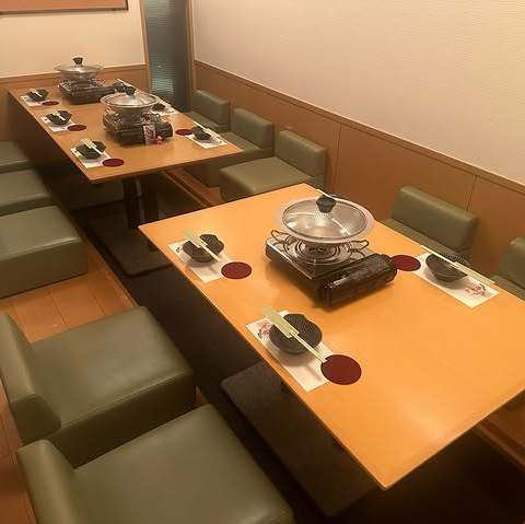 当店のテーブル席は5名掛けと6名掛けの2種類でそれぞれ掘りごたつとなっています。そのためゆったりとした空間でお過ごしいただくことができるので会社宴会のようなフォーマルなものからご友人同士のプライベートな飲み会にも対応しており様々な用途でご利用いただけます。