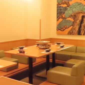 6名掛けのテーブル席は4名から6名でご利用いただくことができます。コース料理や飲み放題もご用意しておりますので少人数で飲み会やご家族とのディナーにご利用ください。