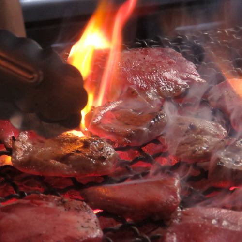 【炭火で焼きあげた牛タン】ビールにも抜群◎牛タン尽くしのコースもあり！