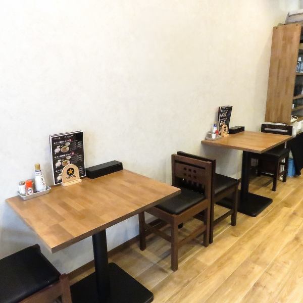 最大2人まで座れるテーブル席。みんなでわいわいしながら牛タンをお召し上がりください。