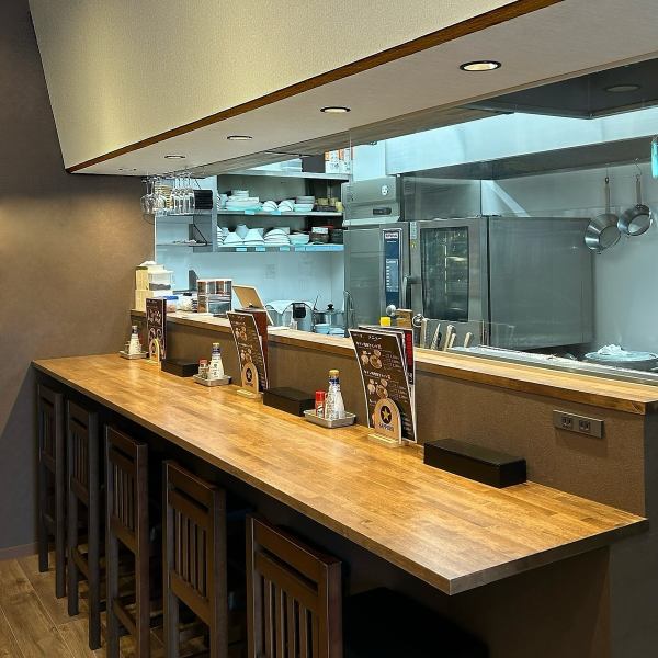 カウンター席では店主が焼き上げるタンをライブでご覧できます。