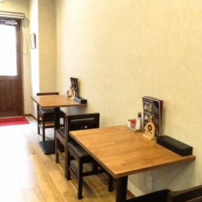 桌子最多可容納兩人。大家一起享用牛舌，玩得開心。