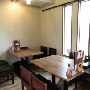 桌子最多可容納四人。它可用於各種場合，包括中小型宴會。