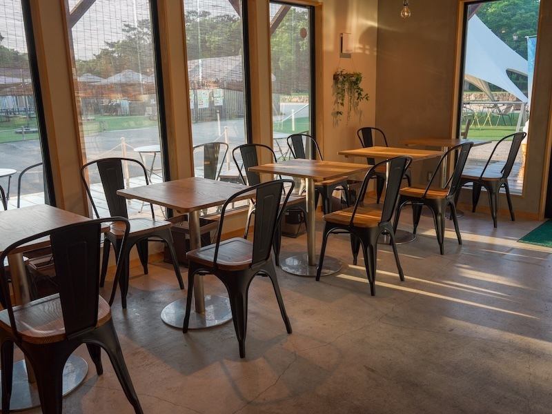We also have seats available inside the store.If you get tired after playing in the park, you can take a relaxing break in the cafe♪ We also have seats that are easy for one person to use, so please feel free to ask us.