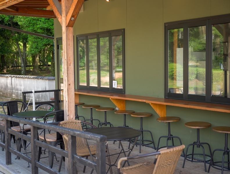 Dogs are welcome on the terrace. Spending time in an open space is sure to be a special time for your dog. We have three cages available, so if you would like to use them, please ask a staff member in the store.