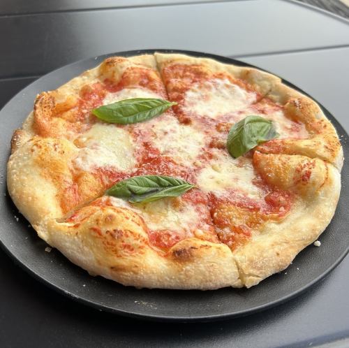 外はパリッと、中はもちもち！専用ピザ窯で焼き上げる◆◇マルゲリータ1,300円