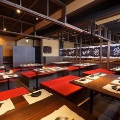 三ノ宮駅徒歩2分、和の趣き溢れる店内は大人の為の落ち着いた雰囲気となっております。2名様120名様までご利用可能な個室席は三宮駅での接待や女子会、合コンなど各種宴会に最適なプライベート個室空間♪お得な宴会コースプランも2480円~ご用意。誕生日や記念日にお得なサプライズ特典もご用意しております。創作和食居酒屋