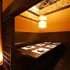 三ノ宮駅徒歩2分、和の趣き溢れる店内は大人の為の落ち着いた雰囲気となっております。2名様120名様までご利用可能な個室席は三宮駅での接待や女子会、合コンなど各種宴会に最適なプライベート個室空間♪お得な宴会コースプランも2480円~ご用意。誕生日や記念日にお得なサプライズ特典もご用意しております。創作和食居酒屋