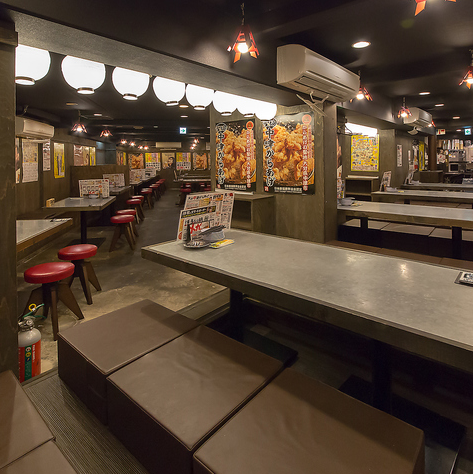 靴を脱いでゆったりとお過ごしいただけるお席です