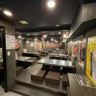 我們提供舒適的下沉式座椅，您可以伸展雙腿，放鬆身心。它非常適合家庭用餐、慶祝活動和聚會。盡情享受輕鬆愉快的時光，品嚐各種菜餚和飲品，包括我們著名的大分炸雞。