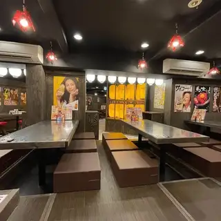 您可以放鬆身心，盡情享用大分縣著名的炸雞和飲料。非常適合與朋友聚會或非正式聚會時進行熱烈的交談。在我們舒適的下沉式座位區，您可以盡情享受美食、美酒和聊天帶來的歡樂時光。
