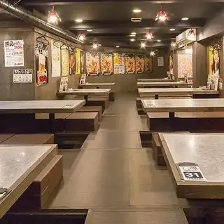 包下整層樓，舉辦一場熱鬧的派對，不用擔心打擾他人！我們可容納 30 至 50 人，是公司聚會、慶祝活動、同學會和其他聚會的理想選擇。我們營造一個讓您可以自由、毫無顧慮地交談的空間，為您帶來難忘的時刻。盡情享受充滿歡聲笑語的熱鬧派對，品嚐大分縣著名的炸雞，暢飲各種飲品。