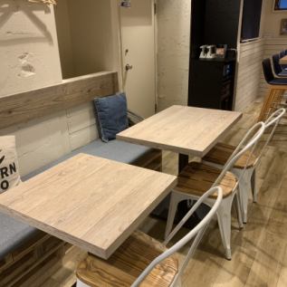 店内テーブル席2名様×7、4名様×１の合計8テーブルの18名様がご利用いただけます！大人数のお客様でもテーブルを繋げてのご利用が可能です。