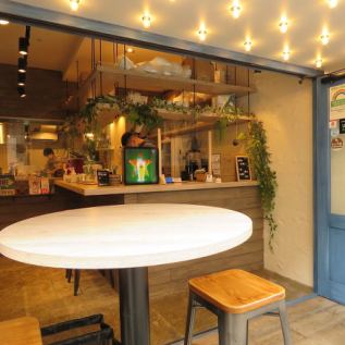 テラス席2名様×１。暖かい日にはテラス席のご利用がおすすめです♪