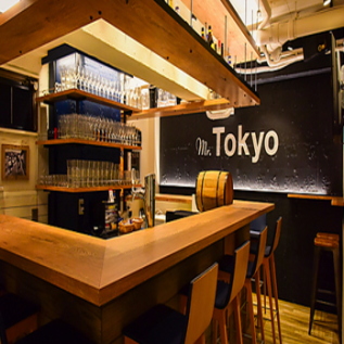 店内カウンター席1名様×14席。夜はバーとして営業しております。