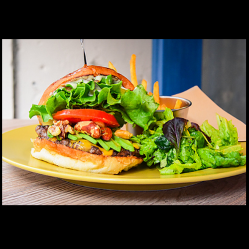 当店自慢のバーガー！8種のナッツを使った「Mr.Tokyo」