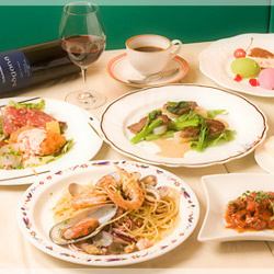 晚餐套餐包括鮮嫩多汁、令人微笑的北海道牛柳和招牌義大利麵等精緻菜餚。