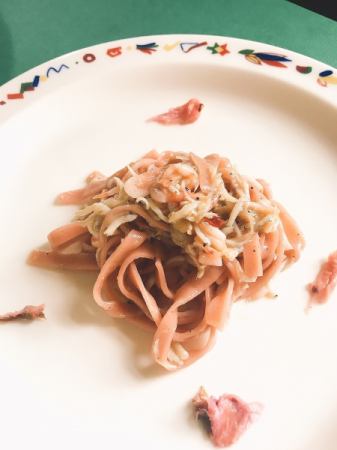 意大利麵條與櫻花蝦，炸銀魚和櫻花葉揉在一起
