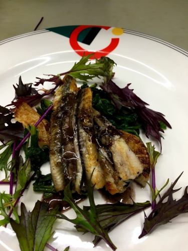 我们的招牌菜！一份令人满意的晚餐套餐，适合想要同时品尝海鲜和肉类菜肴的客人，其中包括雪蟹意面。