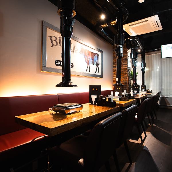 店内はオシャレで落ち着いた雰囲気が漂います！飲み放題付きコースで、思う存分焼肉・韓国料理を楽しむことができます♪心地よい雰囲気と美味しい料理が絶妙にマッチし、特別な時間を演出します。オシャレな空間で韓国の味覚を存分に堪能し、素敵なひとときを過ごしましょう！