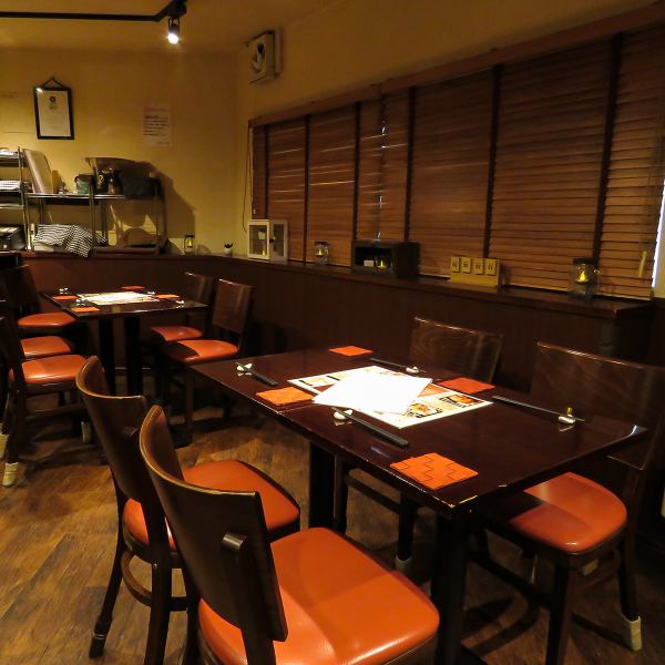 【テーブル席】ウッド調の店内。温かな雰囲気でホッとするひとときを。カウンター席もありますので、お一人様からお気軽にお立ち寄りください。