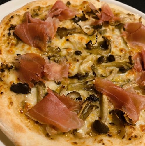 トリュフとポルチーニ香る木の子と生ハムのピザ(ビアンコ)