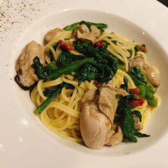 牡蠣と春菊のオイルソースパスタ(スモークバター風味)