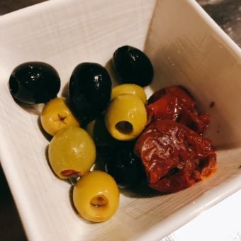 olives & sundried tomatoes