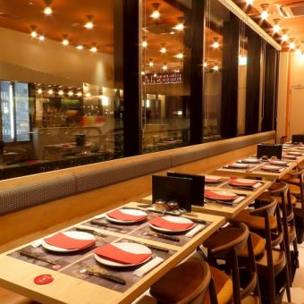 2名様～様々な人数でご利用可能な広々としたテーブル席をご用意しております。基本的には4人掛けのお席ですが、お席の移動も場合によっては可能です。お気軽にご相談ください♪