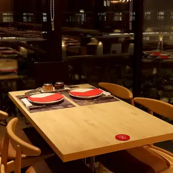 ガラス張りの店内からは、ガーデンシティの景観をお楽しみいただけます。窓際のお席はデートにもピッタリの雰囲気です♪